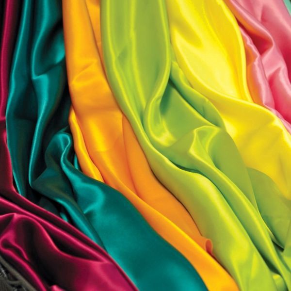 Quần áo làm từ lụa tơ tằm Tơ lụa là một loại vải mỏng, nhẹ, có độ đàn hồi kém được khuyên rằng không bao giờ được sấy bằng máy vì sẽ khiến sợi vải bị giãn và hư hỏng. Tuy nhiên, nếu chẳng may bạn lỡ cho chúng vào máy thì tuyệt đối đừng sấy khô mà hãy treo chúng lên móc quần áo và để khô tự nhiên.